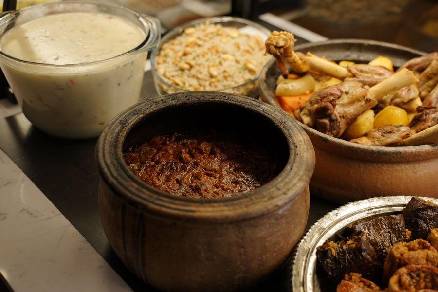 Sembusek ve içli köfte sunumu